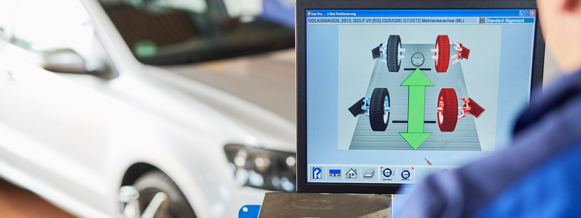 Monitor mit grafischer Darstellung der Achsvermessung an einem Fahrzeug