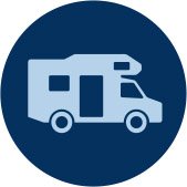 Wei&szlig;es Wohnmobil-Symbol in einem blauen Kreis